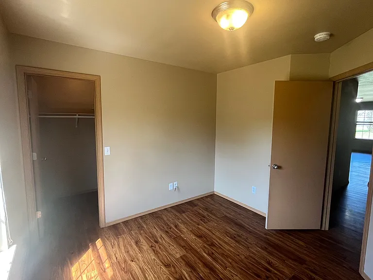815 W 14th St — Photo 10