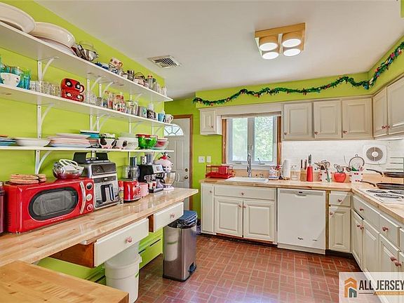 4th image of 468 Gorham Ave