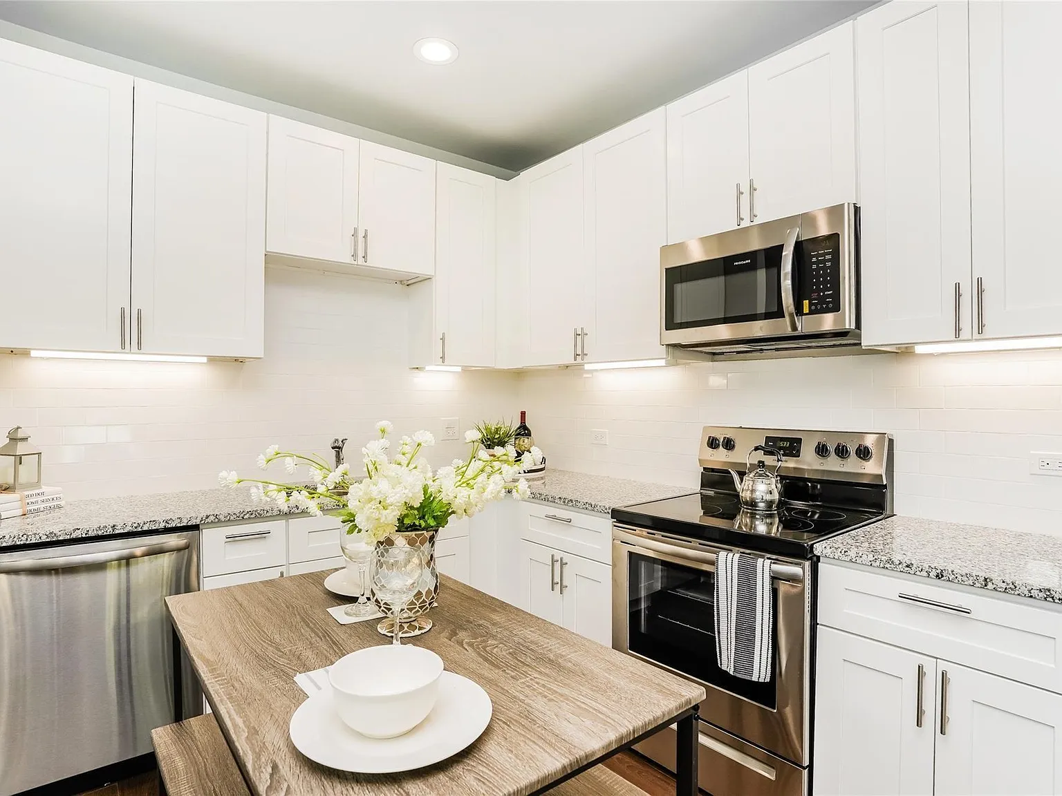3 bed, 2.5 bath, 1325 sqft, $1,900 — Photo 2