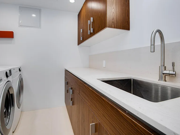 902 Berkeley St — Photo 29
