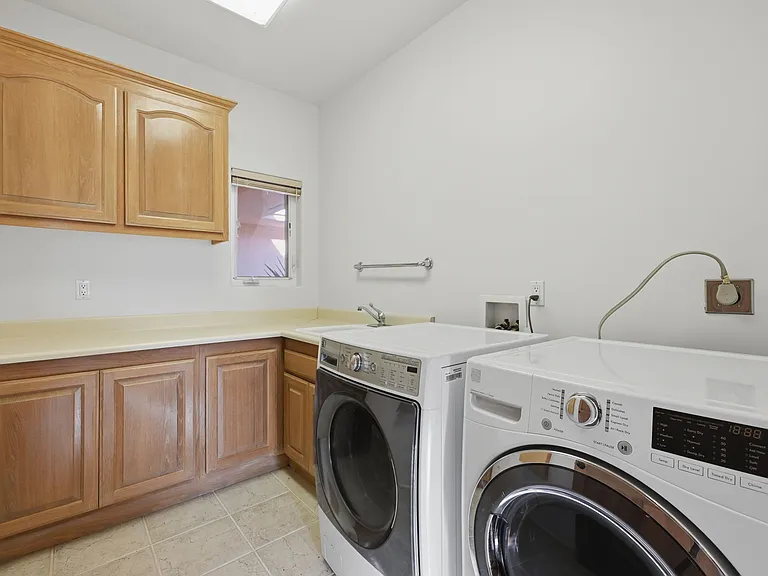 996 Valencia Ave — Photo 10
