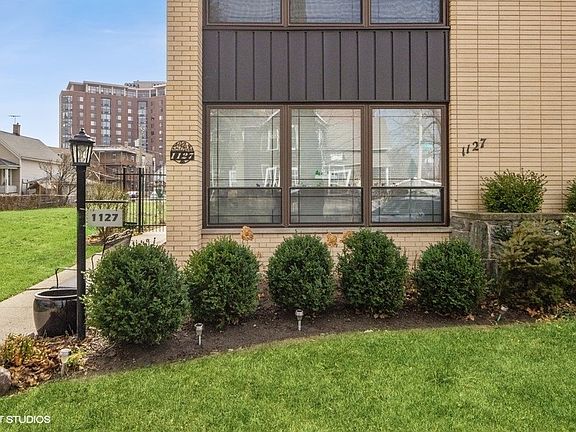 2nd image of 1127 W Erie St #1C