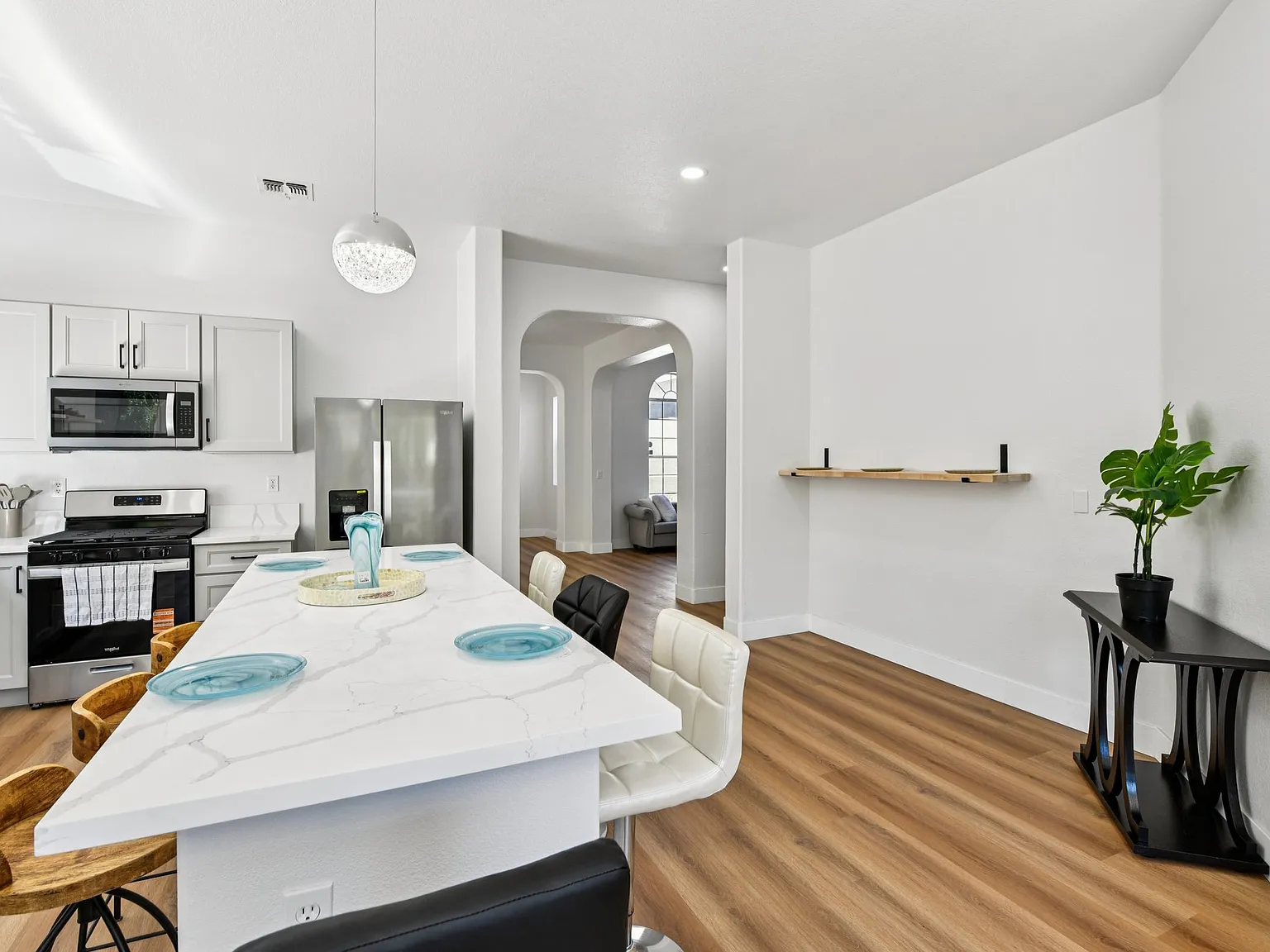 4 bed, 2306 sqft, $6,500 — Photo 3