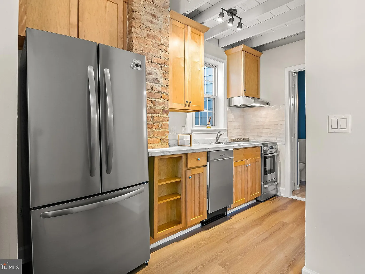 1 bed, 705 sqft, $2,400 — Photo 2