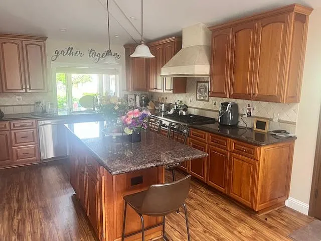 1171 Blewett Ave — Photo 3