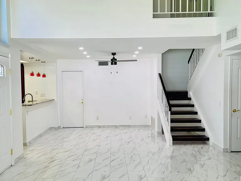 652 E Skylark Dr — Photo 3