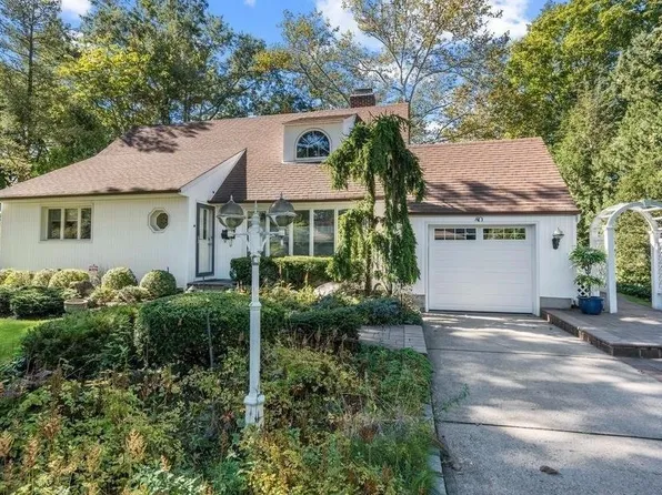 80 Willow Gate, East Hills, NY 11577