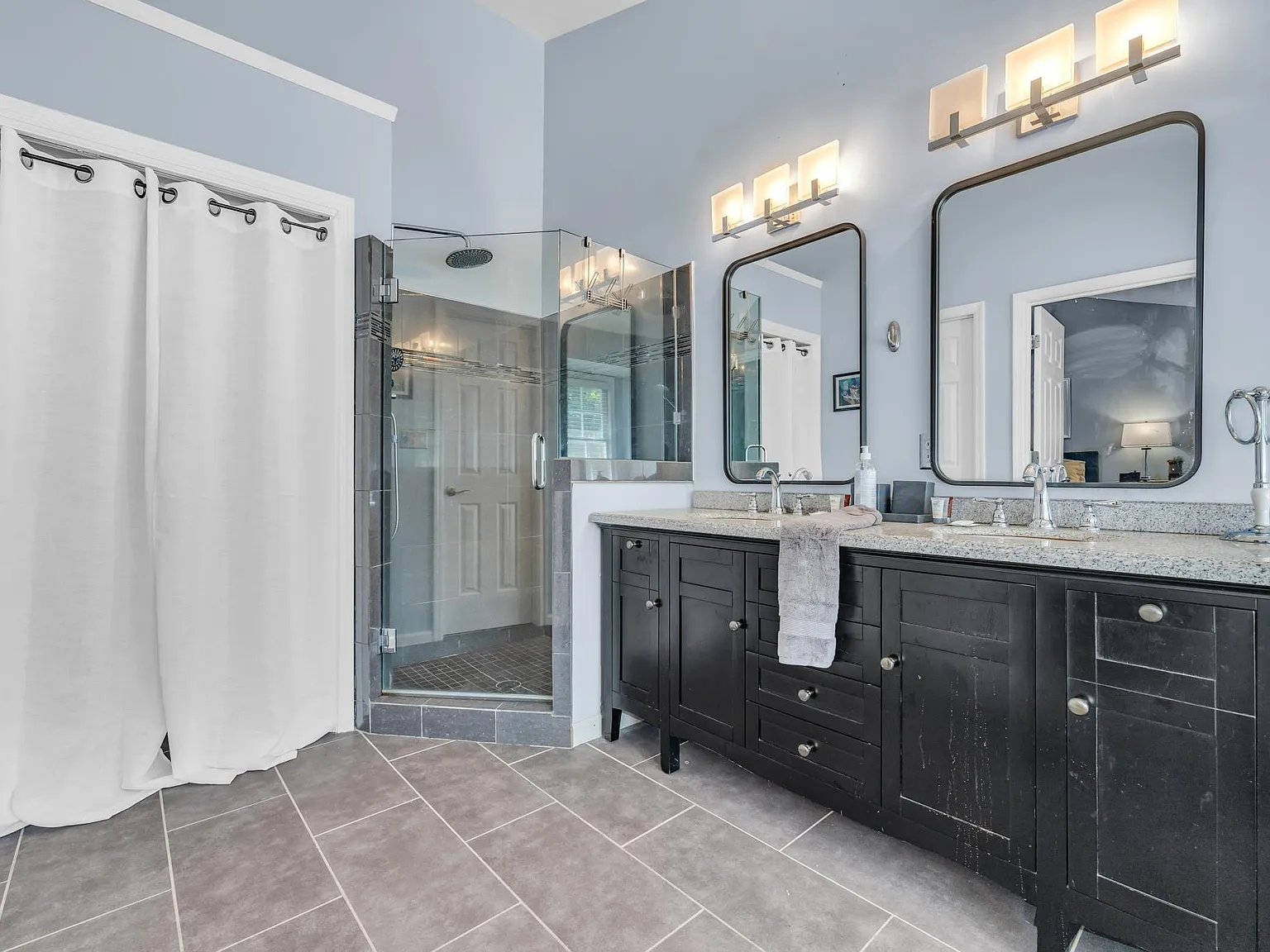 586 Saint James Walk SE — Photo 2