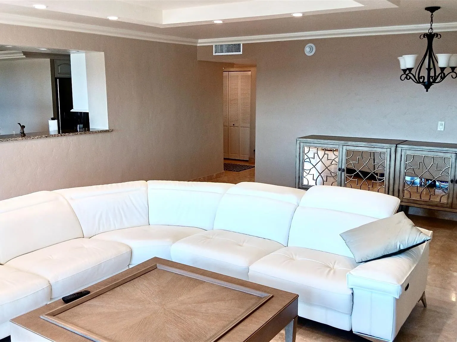 2 bed, 2.0 bath, 1700 sqft, $7,500 — Photo 4