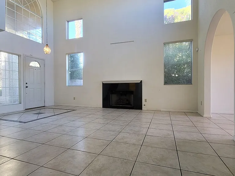 2632 Ironside Dr — Photo 6