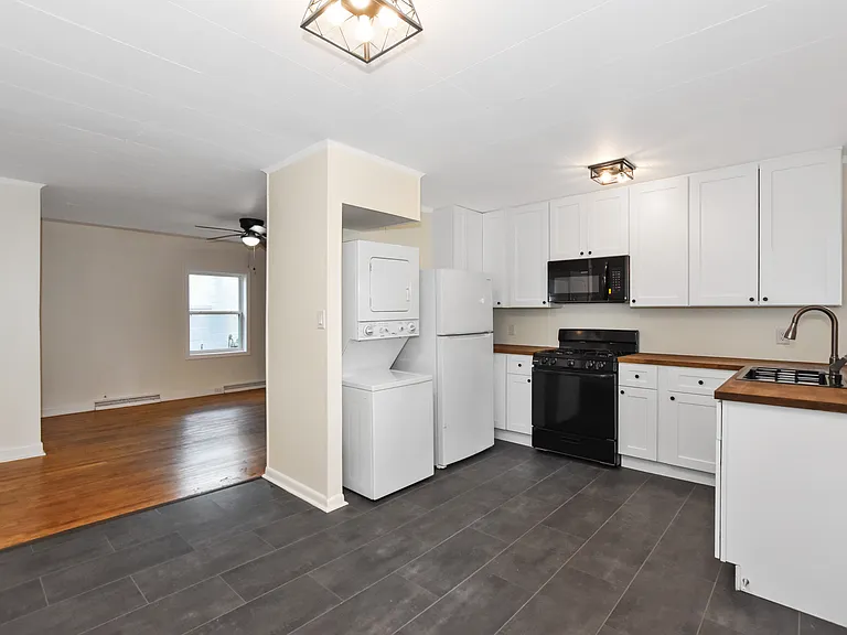 1111 S Meeting St — Photo 10