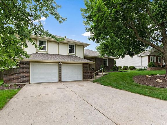 3rd image of 1800 Garden Dr