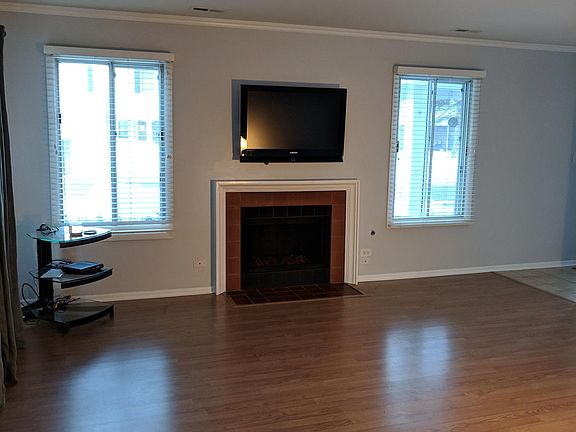 3rd image of 1362 Barclay Ln