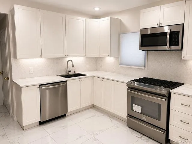 188-06 Soho Dr — Photo 8