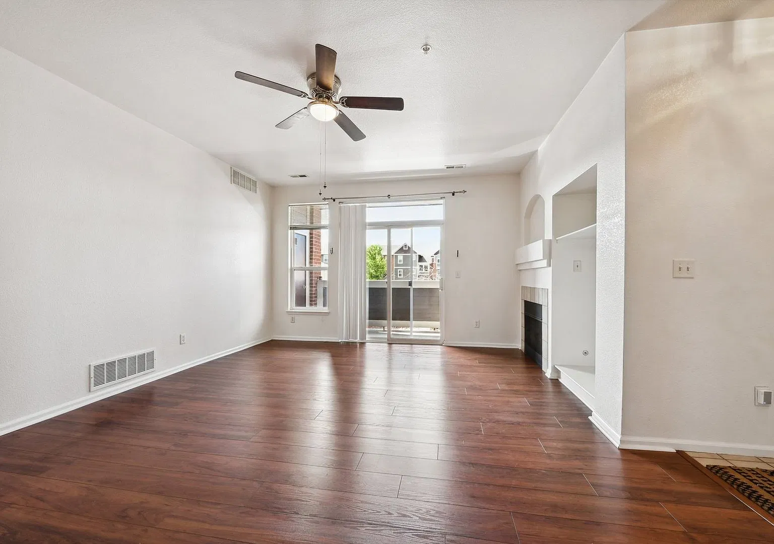 3 Bedroom Condo in Aurora — Photo 2