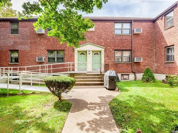 58-56 246th Crescent Street #F4, Douglaston, NY 11362