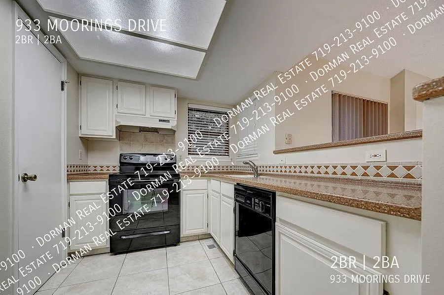 Beautiful Upper-Level Condo on the S/W end of town with Central Air, Garage & Pool! — Photo 4