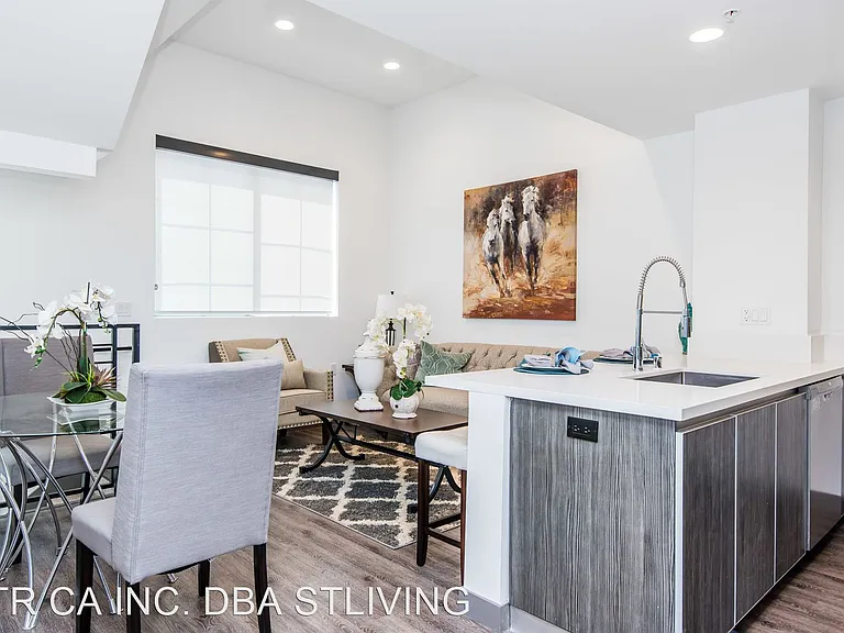 10748 Riverside Dr — Photo 15