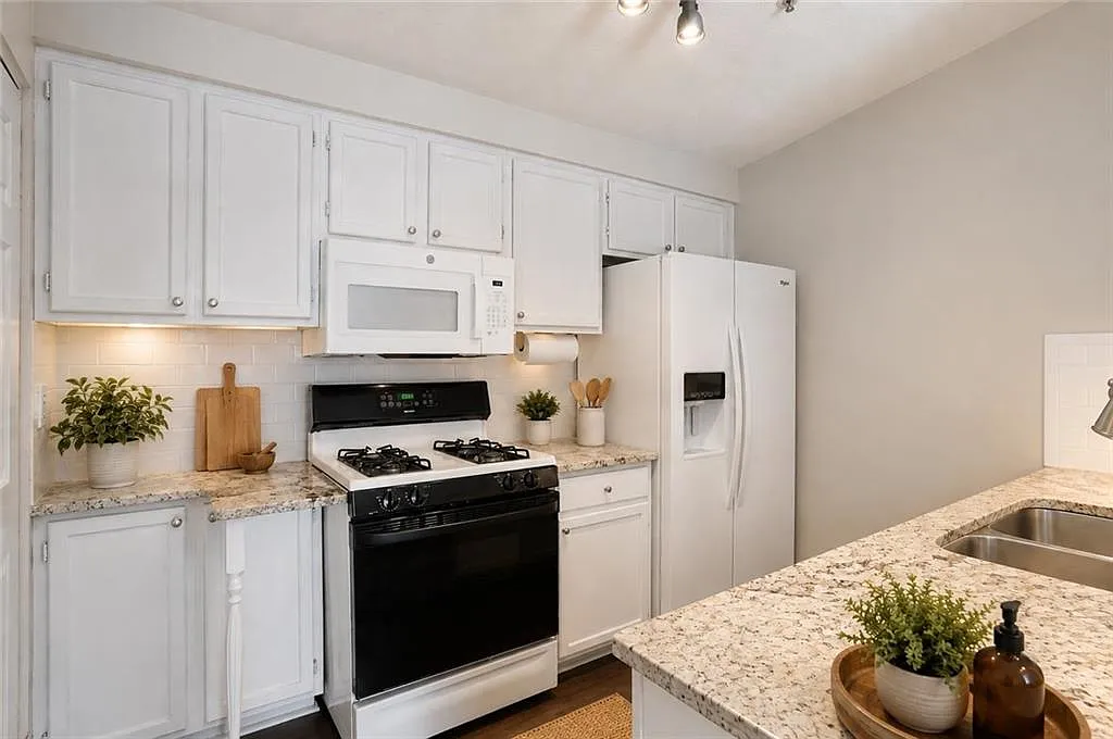 2 bed, 2.0 bath, 1128 sqft, $1,600 — Photo 2