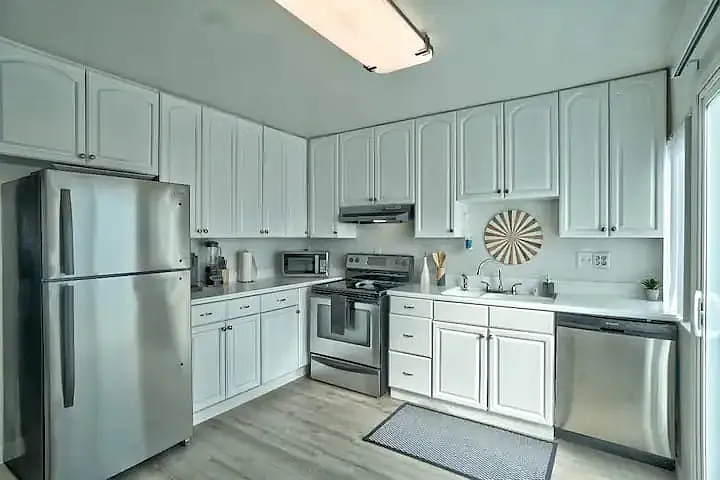 3 bed, 1180 sqft, $3,995 — Photo 3