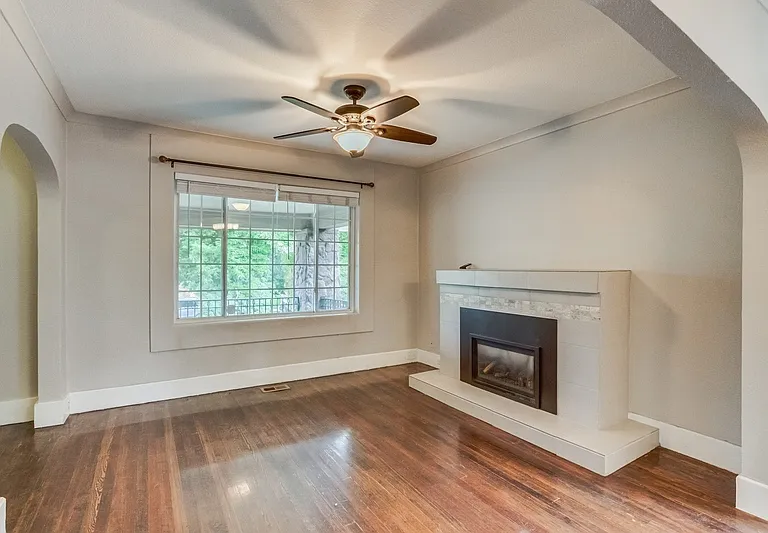 4435 N Clay St — Photo 3