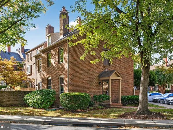 700 W Abingdon Ct, Alexandria, VA 22314