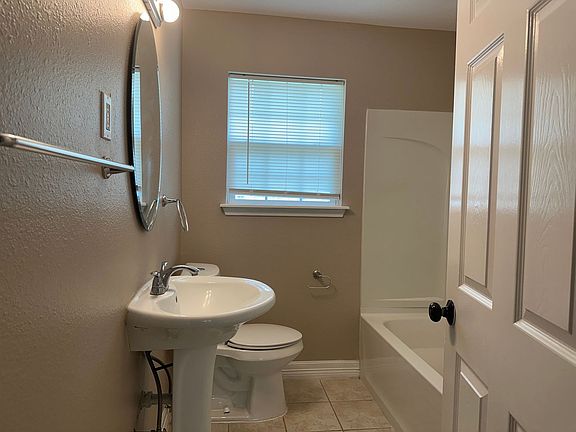 3rd image of 905 Ronald Dr