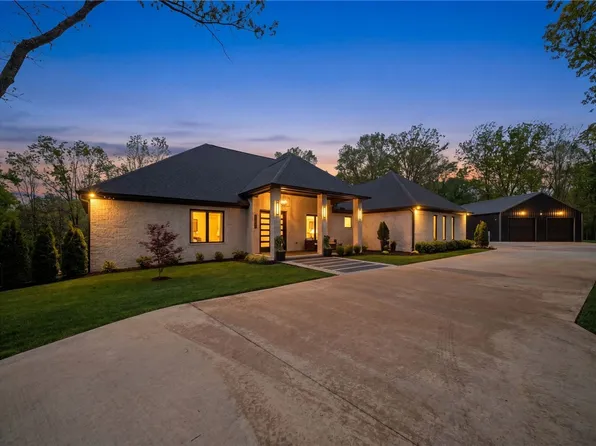 13886 Dartmoor Rd, Bentonville, AR 72712