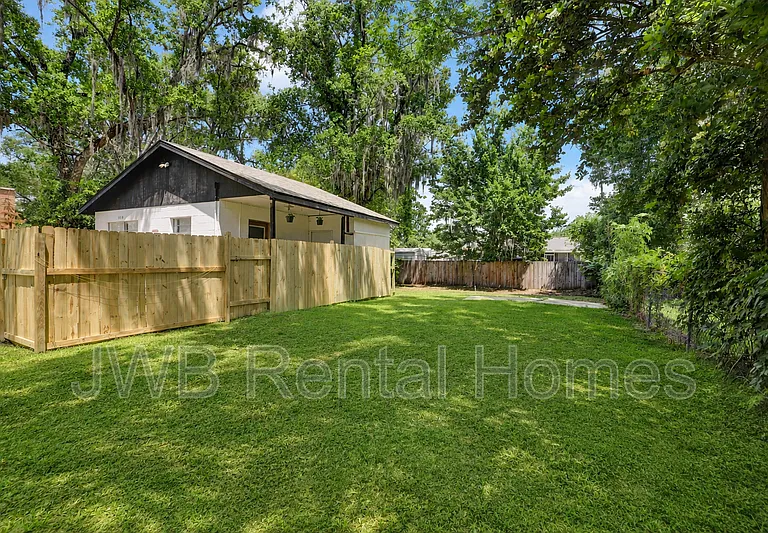 6135 Lynnwood Ave #A — Photo 16