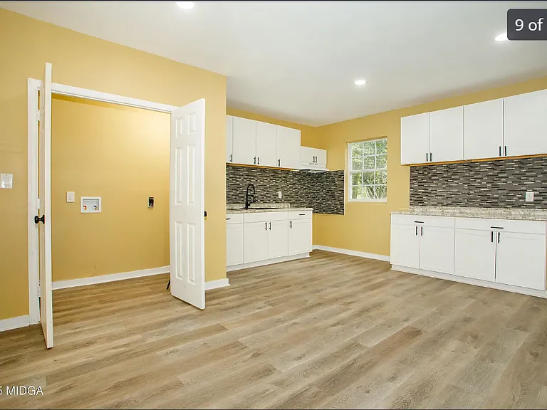 955 Putnam St — Photo 8
