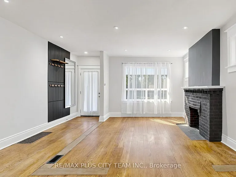 402 Woodbine Ave — Photo 2