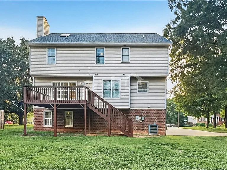 946 George Place Dr — Photo 20