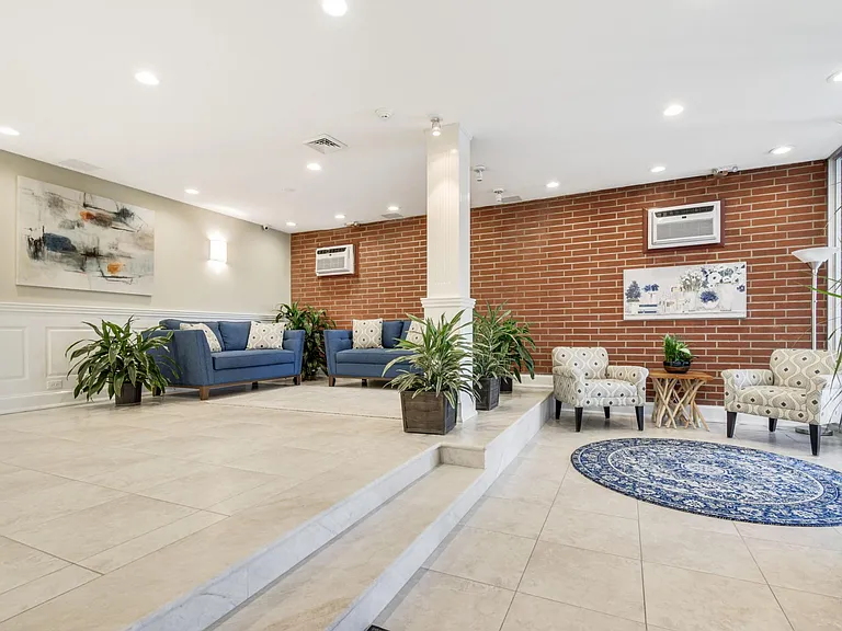 Heritage House Apartments — Photo 8