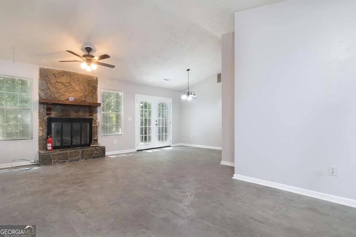 3 bed, 2.0 bath, 1208 sqft, $1,600 — Photo 3