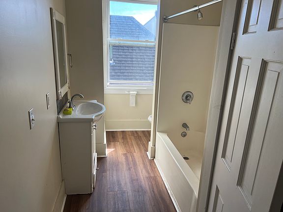 3rd image of 648 Forest Ave #3
