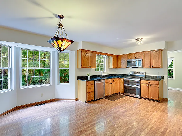48 Radcliffe Dr — Photo 6