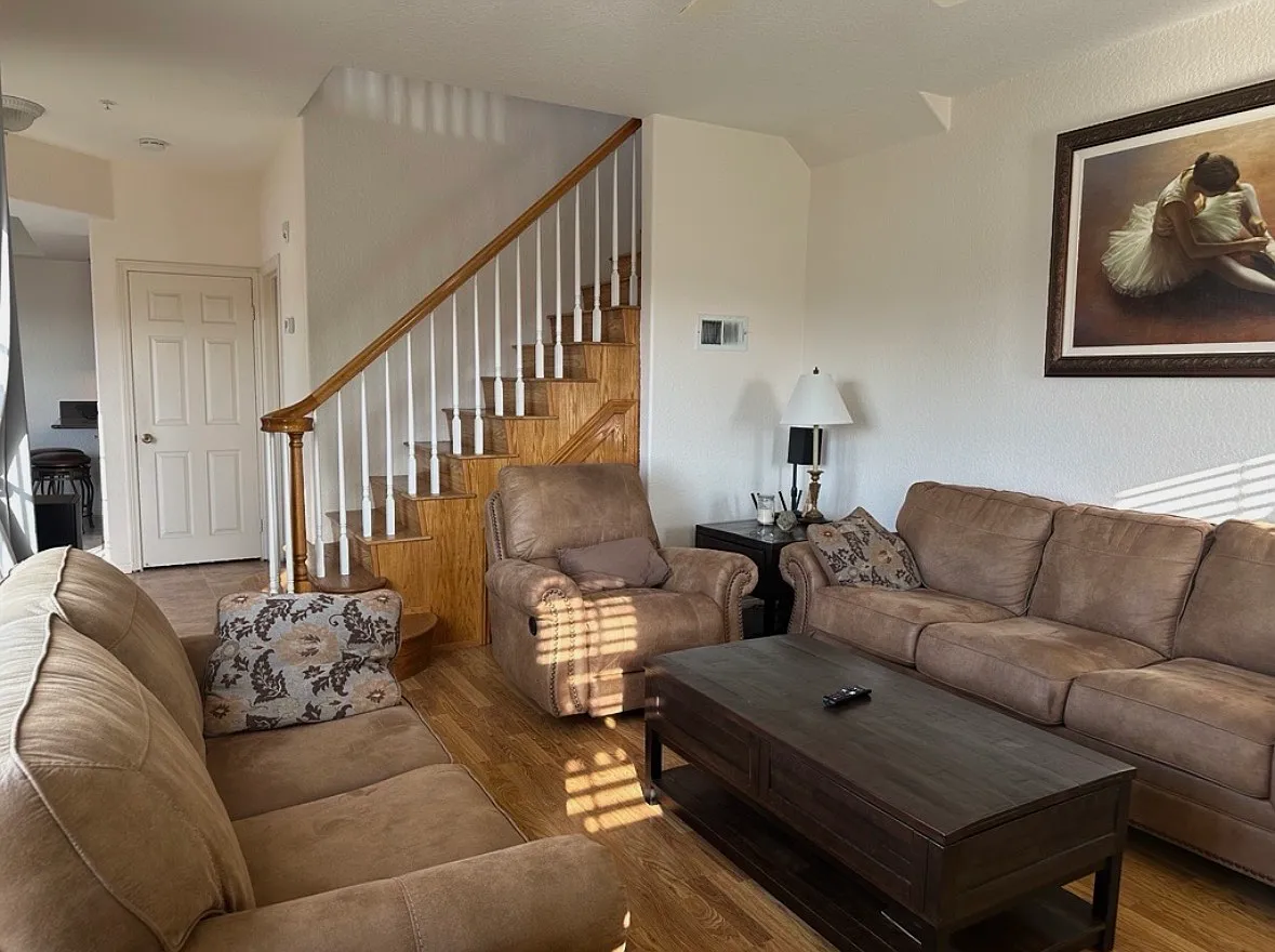 3 bed, 2.5 bath, 1656 sqft, $6,000 — Photo 3