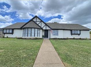 2833 Barr Dr, Bedford, TX 76021