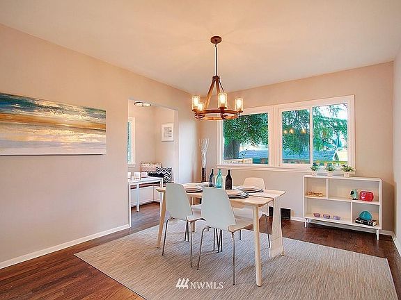 Dining room with reading nook