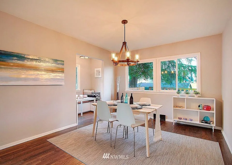 Dining room with reading nook