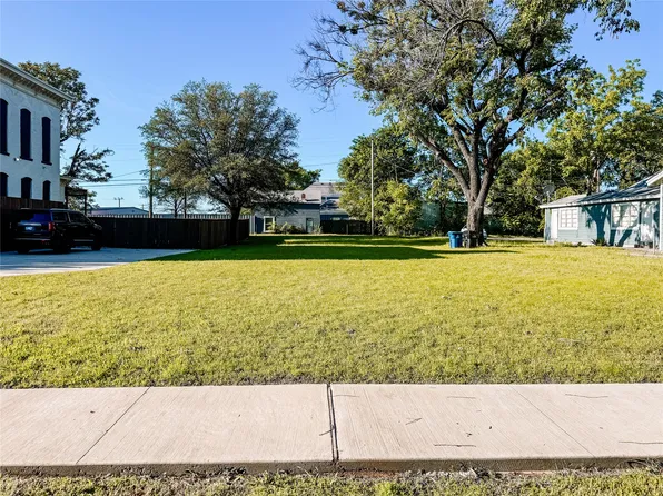 114 W Sears St, Denison, TX 75021