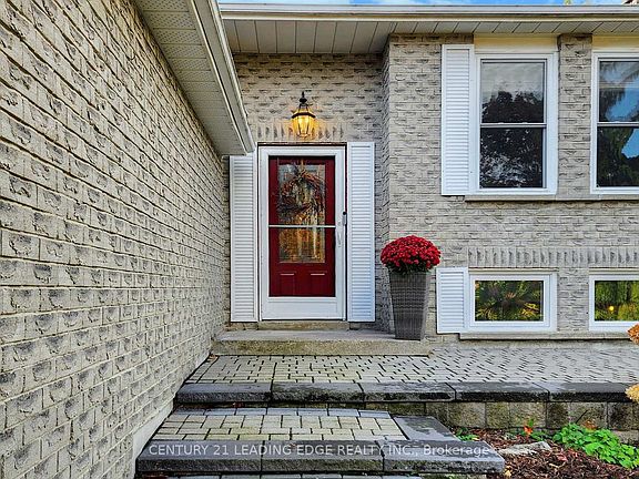 4th image of 28 Stonehill Blvd