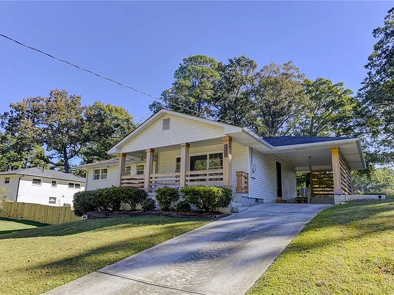 2325 Elmwood Cir SE — Photo 2
