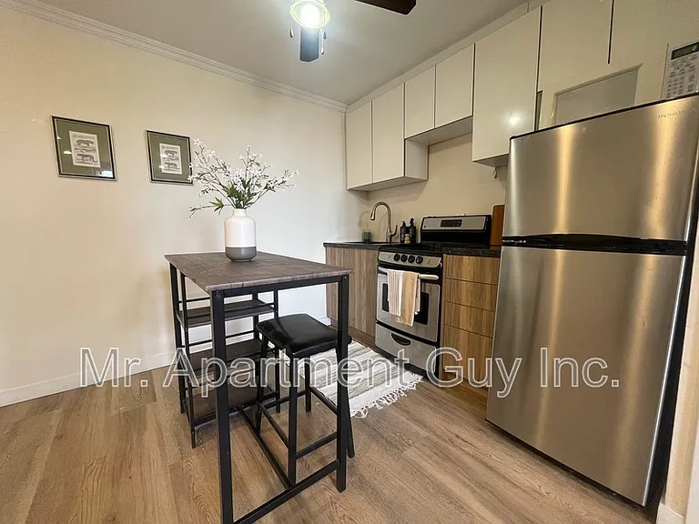44 Victoria Ave S #303 — Photo 1