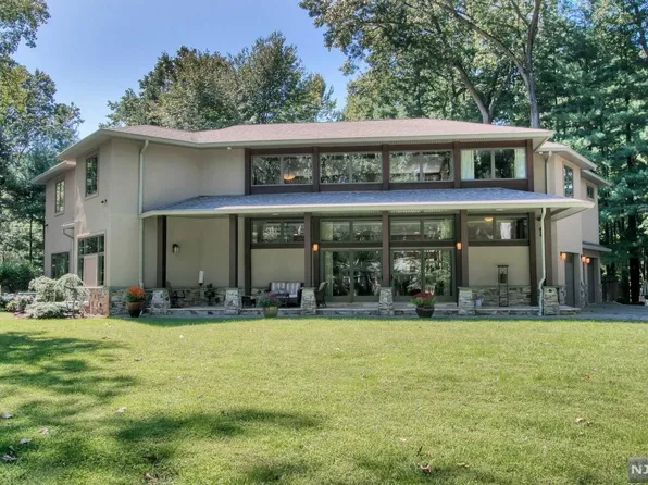 29 Donnybrook Dr, Demarest, NJ 07627