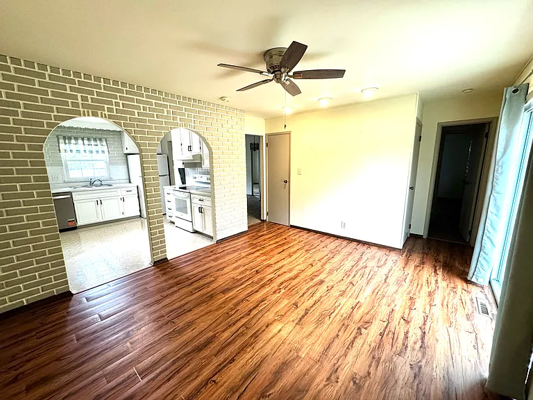 2405 W Carriage Ln — Photo 13