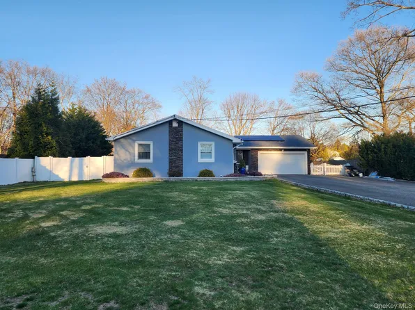 11 Mid Place, Bohemia, NY 11716