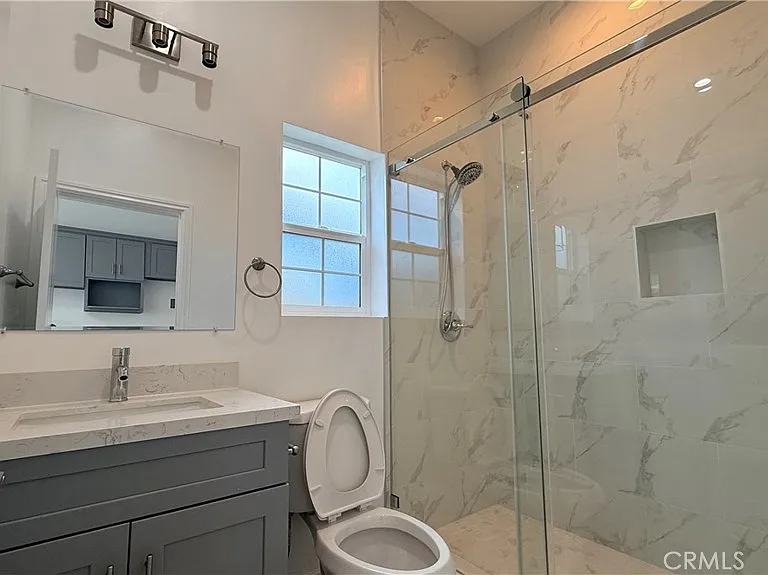 656 E E St #I — Photo 3