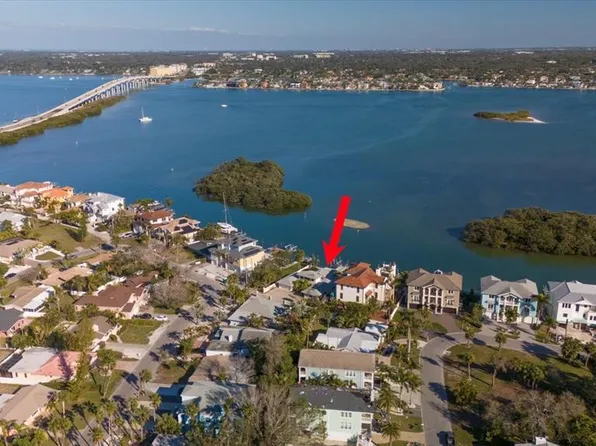 701 Harbor Dr, Belleair Beach, FL 33786