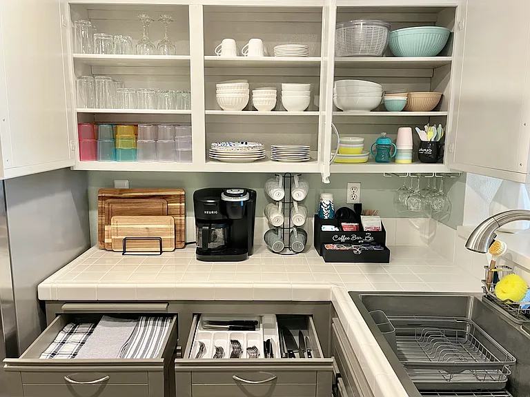 Large selection of fine dining and casual tableware and drinkware